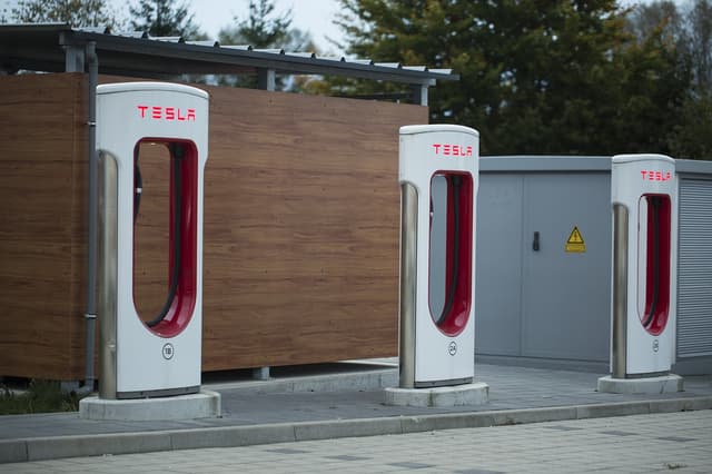 Tram price war begins! Tesla cuts prices across markets in China, US, Europe to welcome the battle.