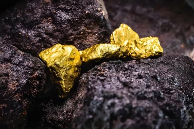 Gold prices rise slightly, fueled by U.S. CPI and rate cut expectations, amid geopolitical tensions.
