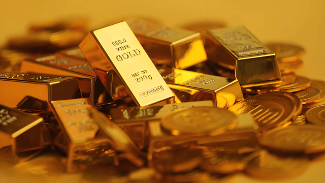 Trump’s expected win boosts the dollar, gold dips below $2,700, Fed may slow rate cuts.