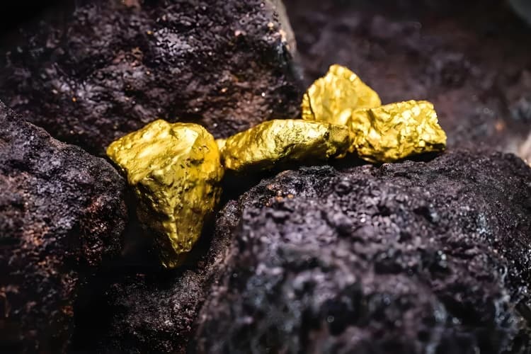 Gold prices rise slightly, fueled by U.S. CPI and rate cut expectations, amid geopolitical tensions.
