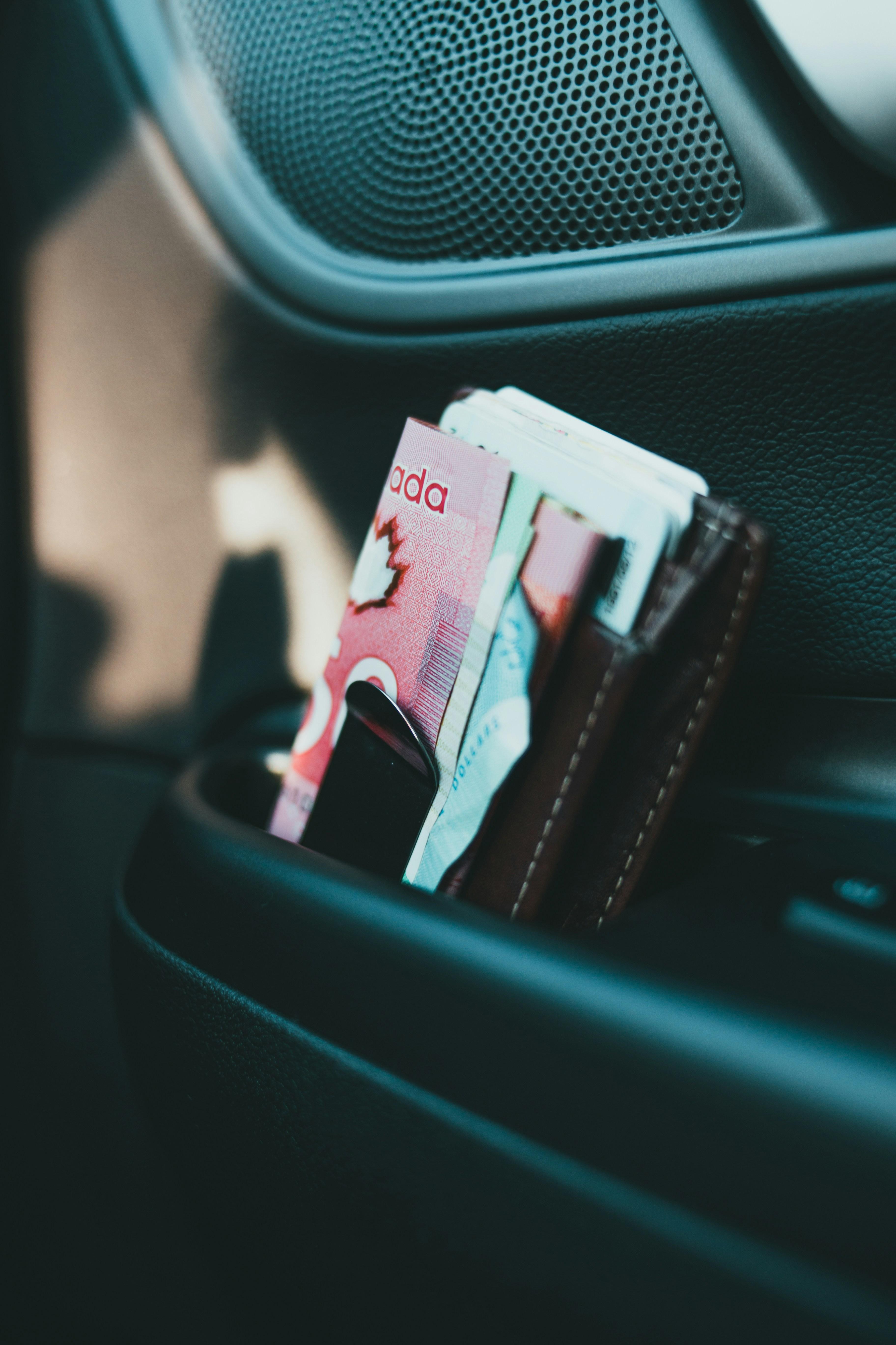 The survey shows that the Canadian dollar may rise again in 2025.