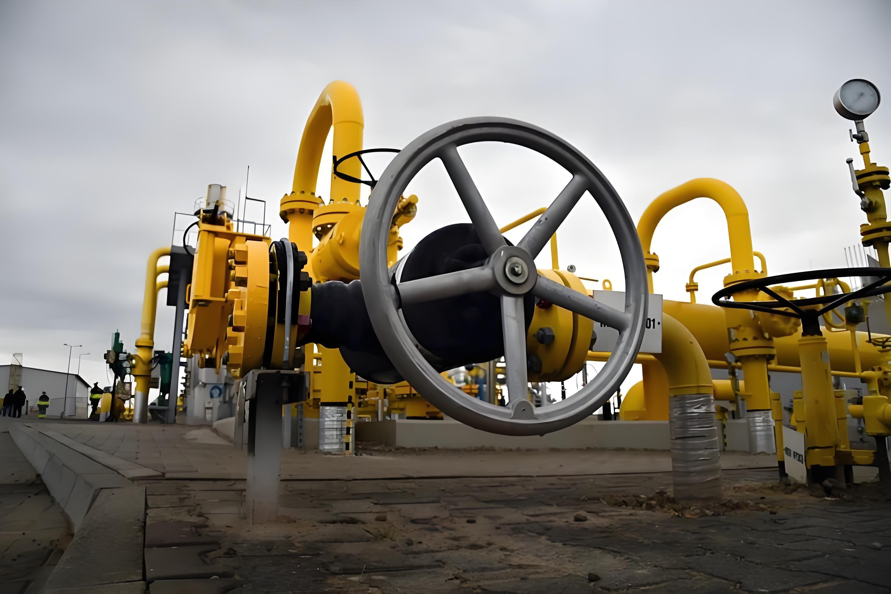 The cold wave and contract expiry jointly push U.S. natural gas futures toward a critical level.