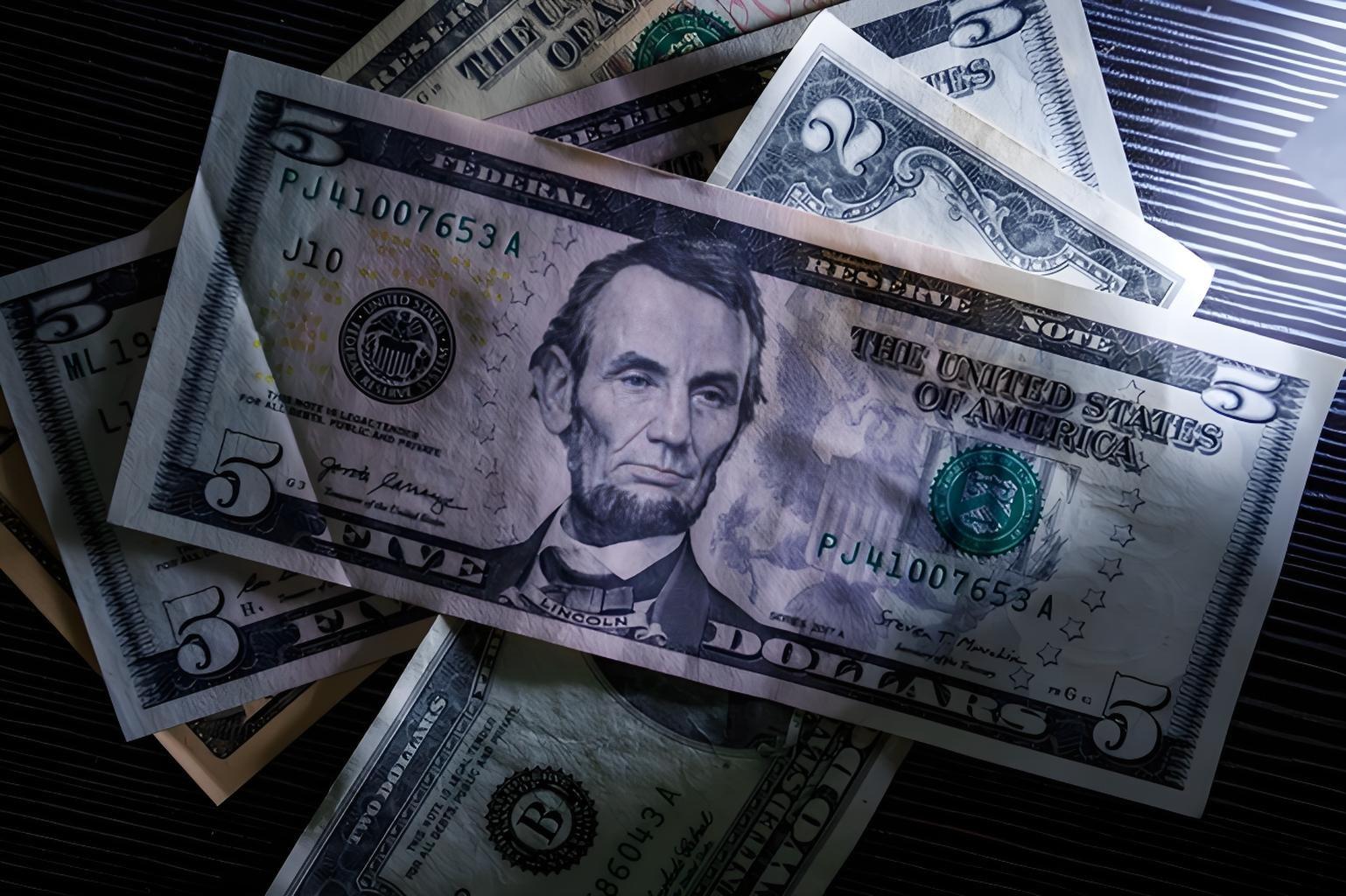 U.S. dollar strengthens, Euro drops 1% on Trump’s tariff threats and strong U.S. data.