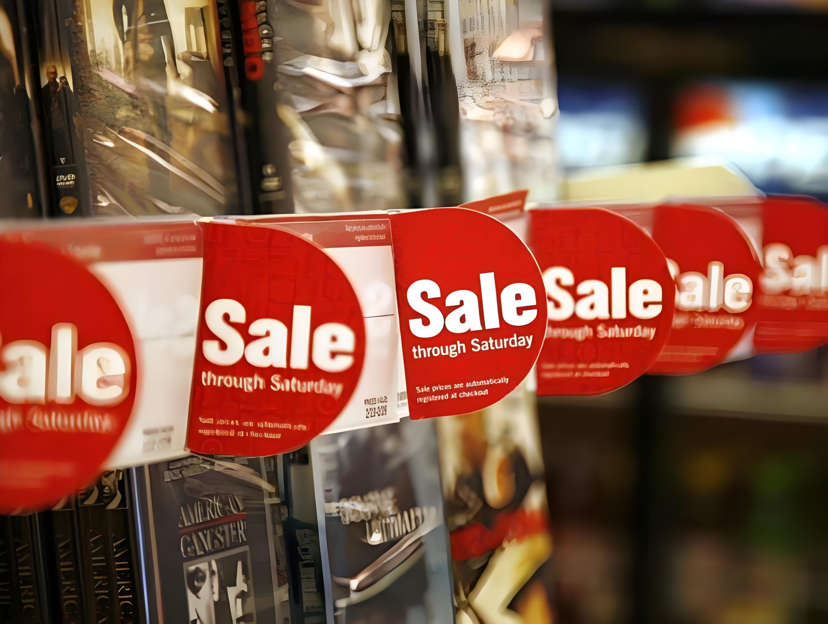 Thanksgiving spurs U.S. retail peak, boosting e-commerce with optimistic holiday spending.