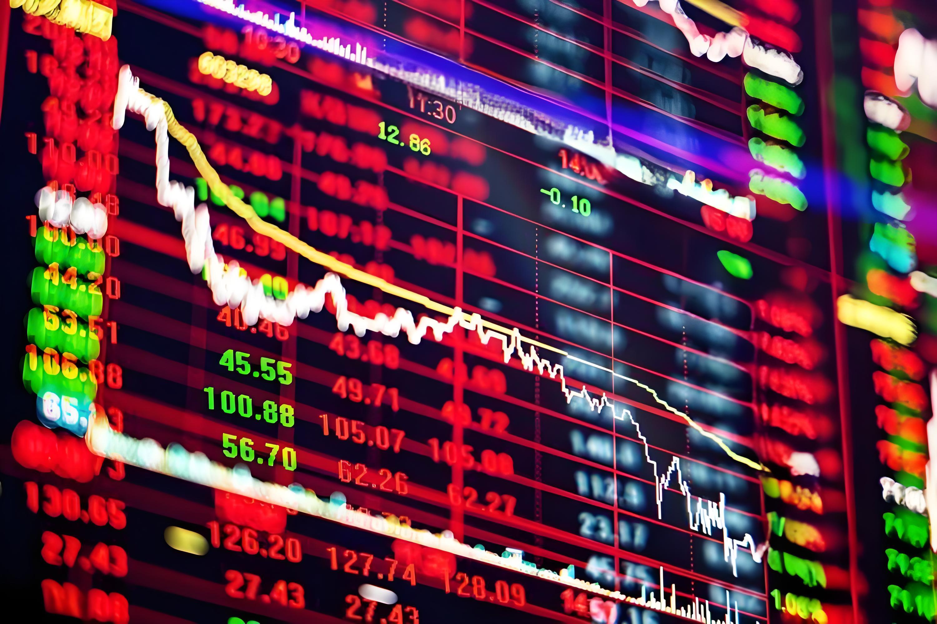 BlackRock recommends overweighting U.S. equities, focusing on cyclical stocks and bond risks.
