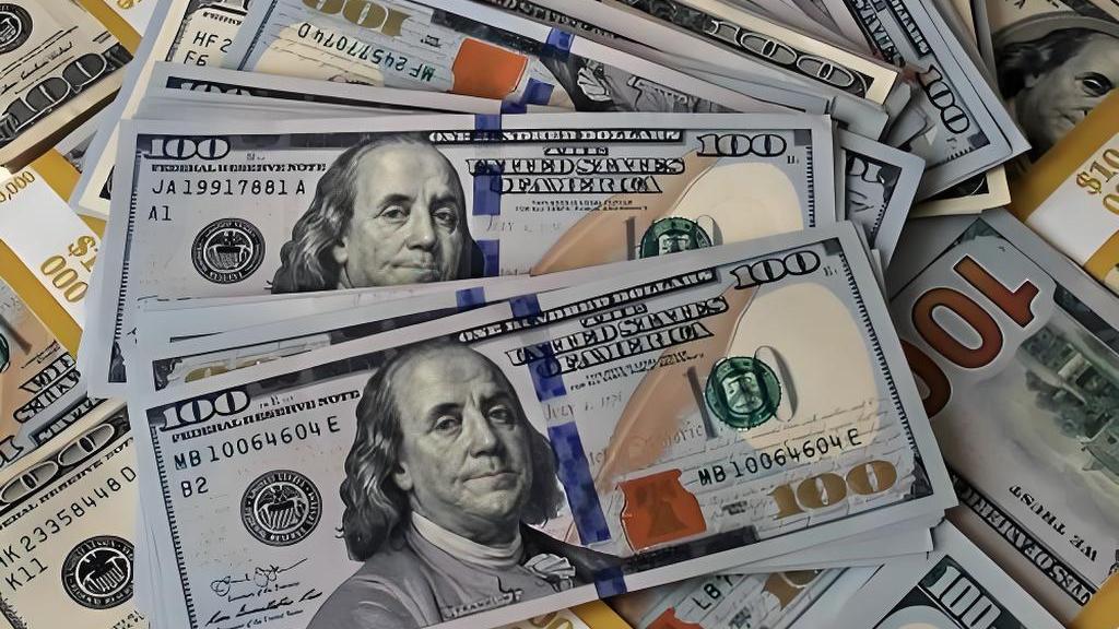 The French government crisis weakens the euro, while Fed rate cut expectations support the dollar.